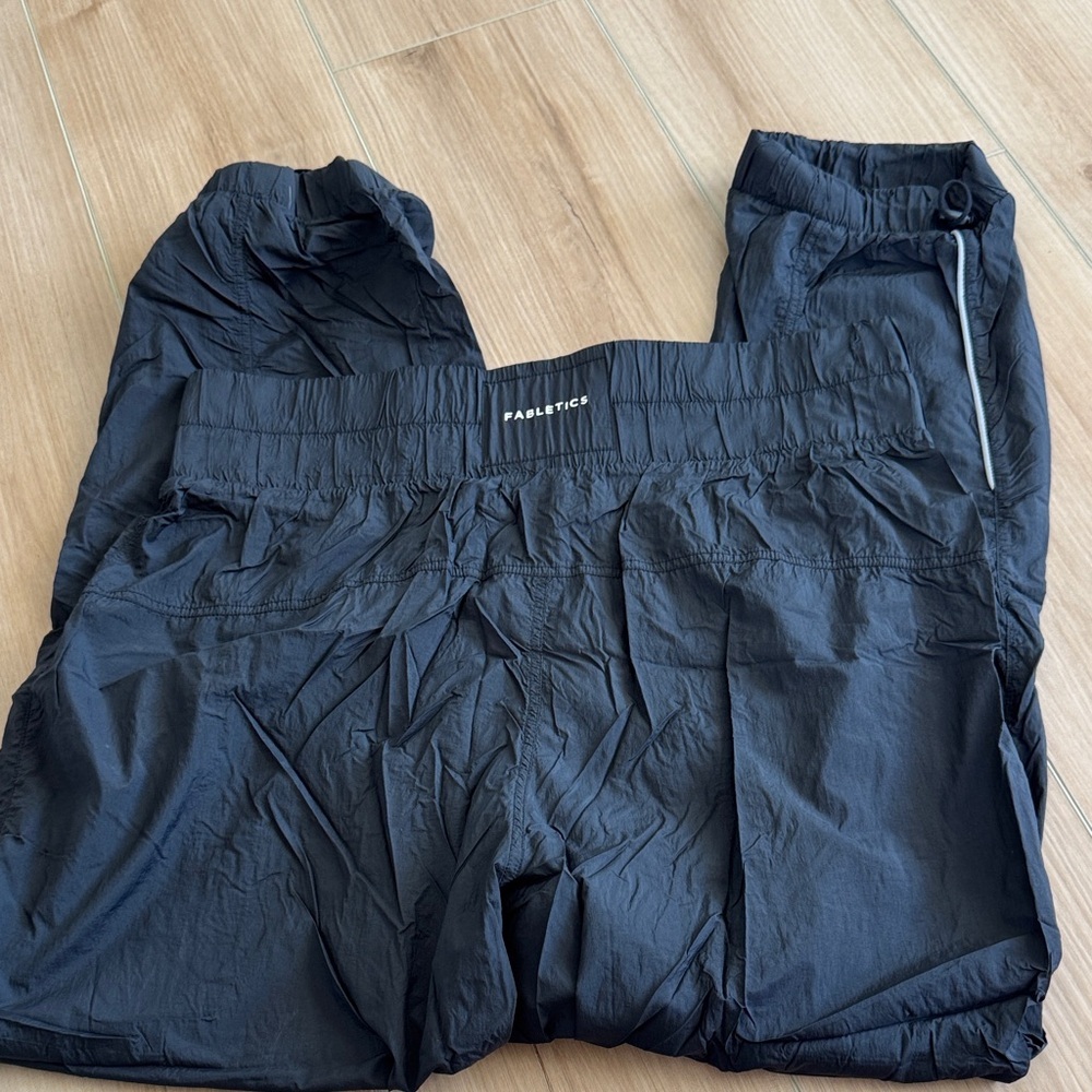 BNWOT Fabletics Black Lightweight Track pant joggers - Picture 2 of 5